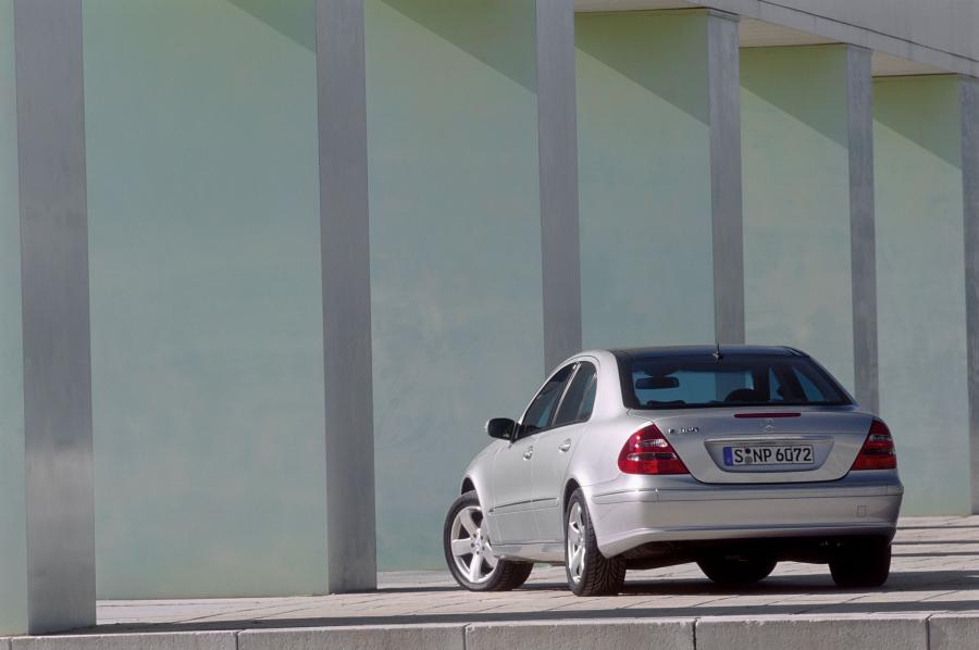 Mercedes-Benz E-Class 2002 года  (фото 442 из 448)